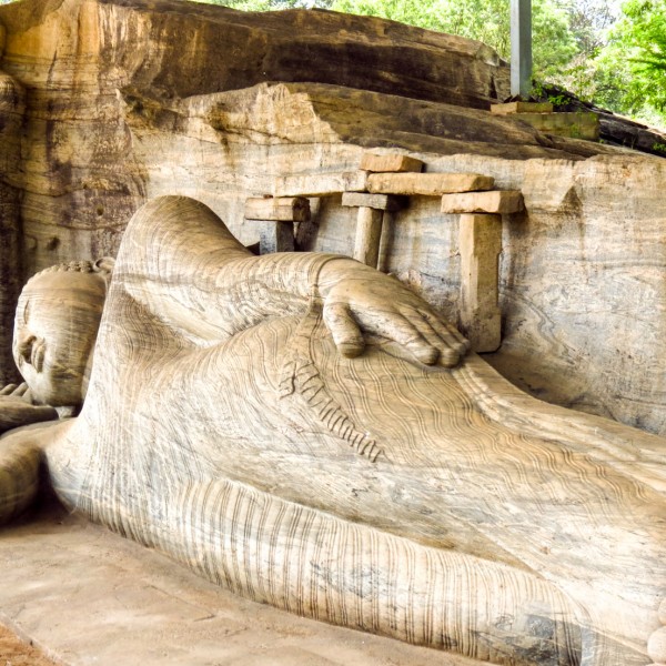 Lying_Buddha_Statue_Polonnaruwa